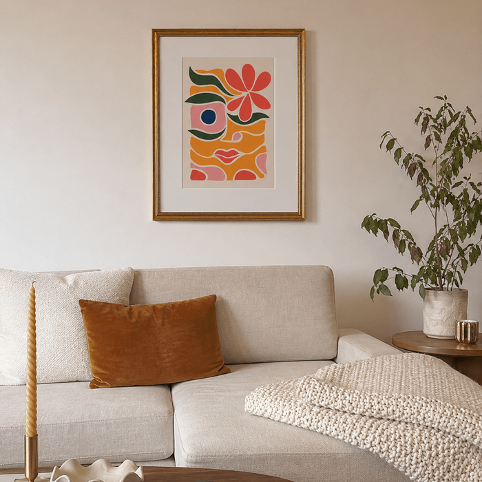 Goldener Zierrahmen mit breitem Passepartout um ein abstraktes Gesicht mit Blüte in Koralle, Ocker und Grün